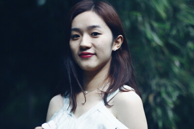 出镜：赵丢丢
摄影：IRIS沈小鹿
一直说要给你拍一组美美的照片，可是你去了英国，我又快要离开。
终于今天不再错过，圆了咱们的小愿望啦闺蜜十年，从青葱的及笄之年相识到如今的花信年华。感谢这么多年有你的陪伴。
…