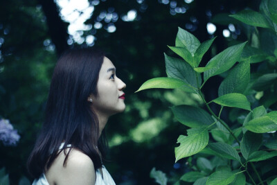 出镜：赵丢丢
摄影：IRIS沈小鹿
一直说要给你拍一组美美的照片，可是你去了英国，我又快要离开。
终于今天不再错过，圆了咱们的小愿望啦闺蜜十年，从青葱的及笄之年相识到如今的花信年华。感谢这么多年有你的陪伴。
…