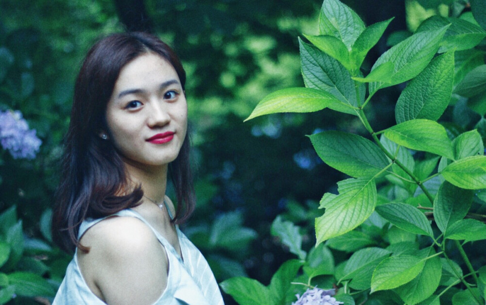 出镜：赵丢丢
摄影：IRIS沈小鹿
一直说要给你拍一组美美的照片，可是你去了英国，我又快要离开。
终于今天不再错过，圆了咱们的小愿望啦闺蜜十年，从青葱的及笄之年相识到如今的花信年华。感谢这么多年有你的陪伴。
非常开心，可以把你拍的和本人一样美丽。
希望你也可以一直这样开心下去！