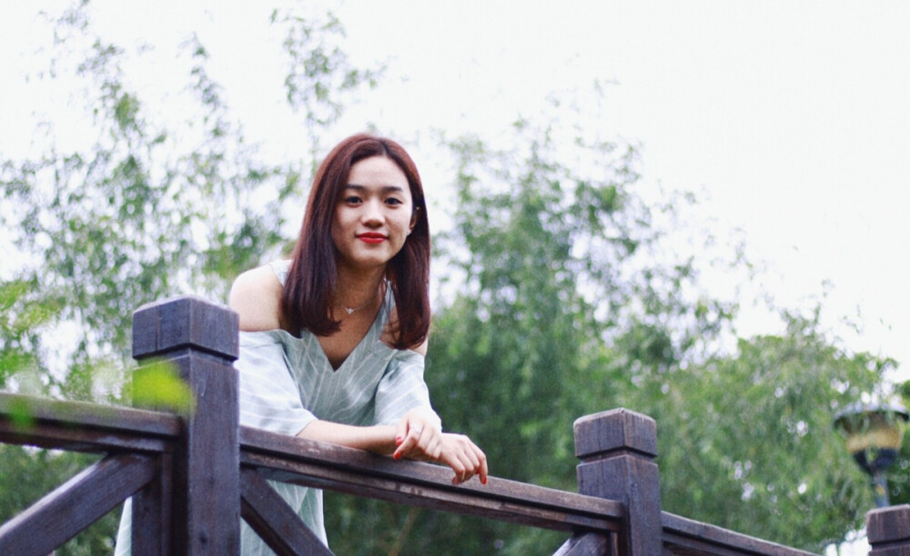 出镜：赵丢丢
摄影：IRIS沈小鹿
一直说要给你拍一组美美的照片，可是你去了英国，我又快要离开。
终于今天不再错过，圆了咱们的小愿望啦闺蜜十年，从青葱的及笄之年相识到如今的花信年华。感谢这么多年有你的陪伴。
非常开心，可以把你拍的和本人一样美丽。
希望你也可以一直这样开心下去！