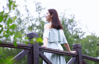 出镜：赵丢丢
摄影：IRIS沈小鹿
一直说要给你拍一组美美的照片，可是你去了英国，我又快要离开。
终于今天不再错过，圆了咱们的小愿望啦闺蜜十年，从青葱的及笄之年相识到如今的花信年华。感谢这么多年有你的陪伴。
…