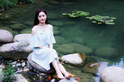 出镜：赵丢丢
摄影：IRIS沈小鹿
一直说要给你拍一组美美的照片，可是你去了英国，我又快要离开。
终于今天不再错过，圆了咱们的小愿望啦闺蜜十年，从青葱的及笄之年相识到如今的花信年华。感谢这么多年有你的陪伴。
…