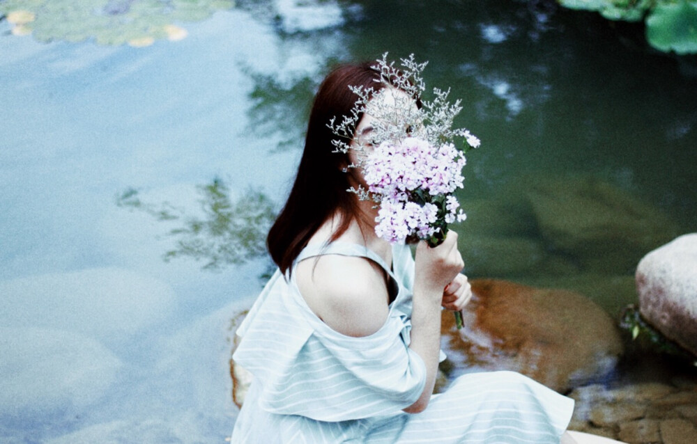 出镜：赵丢丢
摄影：IRIS沈小鹿
一直说要给你拍一组美美的照片，可是你去了英国，我又快要离开。
终于今天不再错过，圆了咱们的小愿望啦闺蜜十年，从青葱的及笄之年相识到如今的花信年华。感谢这么多年有你的陪伴。
非常开心，可以把你拍的和本人一样美丽。
希望你也可以一直这样开心下去！