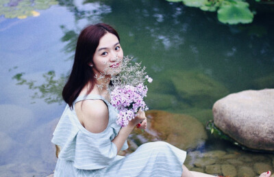 出镜：赵丢丢
摄影：IRIS沈小鹿
一直说要给你拍一组美美的照片，可是你去了英国，我又快要离开。
终于今天不再错过，圆了咱们的小愿望啦闺蜜十年，从青葱的及笄之年相识到如今的花信年华。感谢这么多年有你的陪伴。
…