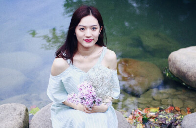 出镜：赵丢丢
摄影：IRIS沈小鹿
一直说要给你拍一组美美的照片，可是你去了英国，我又快要离开。
终于今天不再错过，圆了咱们的小愿望啦闺蜜十年，从青葱的及笄之年相识到如今的花信年华。感谢这么多年有你的陪伴。
…