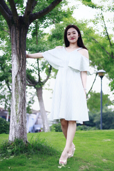 出镜：赵丢丢
摄影：IRIS沈小鹿
一直说要给你拍一组美美的照片，可是你去了英国，我又快要离开。
终于今天不再错过，圆了咱们的小愿望啦闺蜜十年，从青葱的及笄之年相识到如今的花信年华。感谢这么多年有你的陪伴。
…