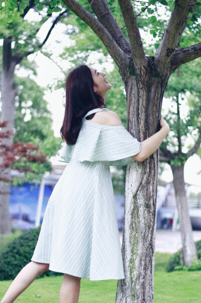 出镜：赵丢丢
摄影：IRIS沈小鹿
一直说要给你拍一组美美的照片，可是你去了英国，我又快要离开。
终于今天不再错过，圆了咱们的小愿望啦闺蜜十年，从青葱的及笄之年相识到如今的花信年华。感谢这么多年有你的陪伴。
…