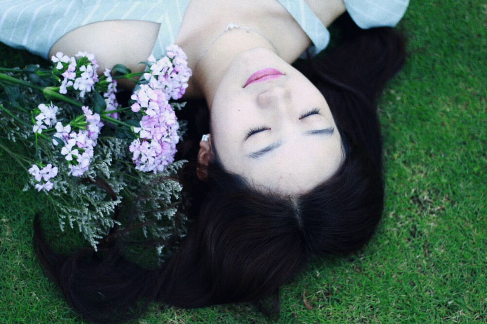 出镜：赵丢丢
摄影：IRIS沈小鹿
一直说要给你拍一组美美的照片，可是你去了英国，我又快要离开。
终于今天不再错过，圆了咱们的小愿望啦闺蜜十年，从青葱的及笄之年相识到如今的花信年华。感谢这么多年有你的陪伴。
非常开心，可以把你拍的和本人一样美丽。
希望你也可以一直这样开心下去！