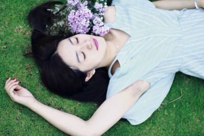 出镜：赵丢丢
摄影：IRIS沈小鹿
一直说要给你拍一组美美的照片，可是你去了英国，我又快要离开。
终于今天不再错过，圆了咱们的小愿望啦闺蜜十年，从青葱的及笄之年相识到如今的花信年华。感谢这么多年有你的陪伴。
…