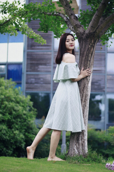 出镜：赵丢丢
摄影：IRIS沈小鹿
一直说要给你拍一组美美的照片，可是你去了英国，我又快要离开。
终于今天不再错过，圆了咱们的小愿望啦闺蜜十年，从青葱的及笄之年相识到如今的花信年华。感谢这么多年有你的陪伴。
…