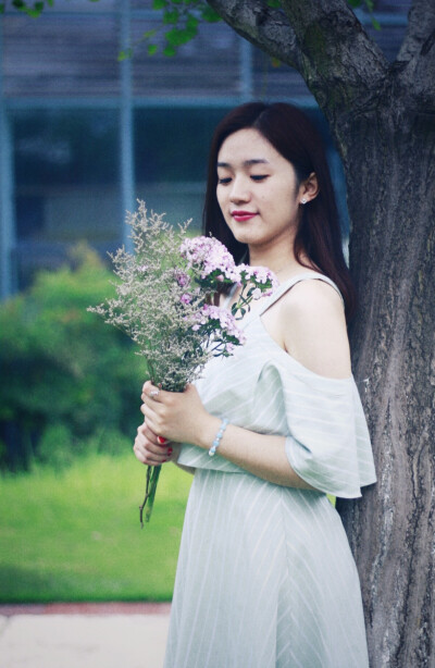 出镜：赵丢丢
摄影：IRIS沈小鹿
一直说要给你拍一组美美的照片，可是你去了英国，我又快要离开。
终于今天不再错过，圆了咱们的小愿望啦闺蜜十年，从青葱的及笄之年相识到如今的花信年华。感谢这么多年有你的陪伴。
…