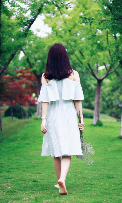 出镜：赵丢丢
摄影：IRIS沈小鹿
一直说要给你拍一组美美的照片，可是你去了英国，我又快要离开。
终于今天不再错过，圆了咱们的小愿望啦闺蜜十年，从青葱的及笄之年相识到如今的花信年华。感谢这么多年有你的陪伴。
…