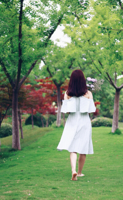 出镜：赵丢丢
摄影：IRIS沈小鹿
一直说要给你拍一组美美的照片，可是你去了英国，我又快要离开。
终于今天不再错过，圆了咱们的小愿望啦闺蜜十年，从青葱的及笄之年相识到如今的花信年华。感谢这么多年有你的陪伴。
…