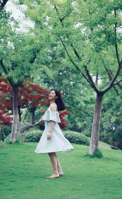 出镜：赵丢丢
摄影：IRIS沈小鹿
一直说要给你拍一组美美的照片，可是你去了英国，我又快要离开。
终于今天不再错过，圆了咱们的小愿望啦闺蜜十年，从青葱的及笄之年相识到如今的花信年华。感谢这么多年有你的陪伴。
…