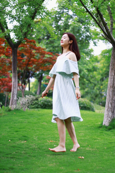 出镜：赵丢丢
摄影：IRIS沈小鹿
一直说要给你拍一组美美的照片，可是你去了英国，我又快要离开。
终于今天不再错过，圆了咱们的小愿望啦闺蜜十年，从青葱的及笄之年相识到如今的花信年华。感谢这么多年有你的陪伴。
…