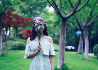 出镜：赵丢丢
摄影：IRIS沈小鹿
一直说要给你拍一组美美的照片，可是你去了英国，我又快要离开。
终于今天不再错过，圆了咱们的小愿望啦闺蜜十年，从青葱的及笄之年相识到如今的花信年华。感谢这么多年有你的陪伴。
…