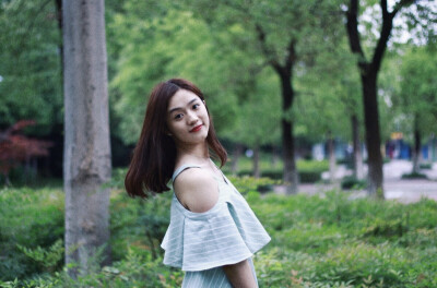 出镜：赵丢丢
摄影：IRIS沈小鹿
一直说要给你拍一组美美的照片，可是你去了英国，我又快要离开。
终于今天不再错过，圆了咱们的小愿望啦闺蜜十年，从青葱的及笄之年相识到如今的花信年华。感谢这么多年有你的陪伴。
…