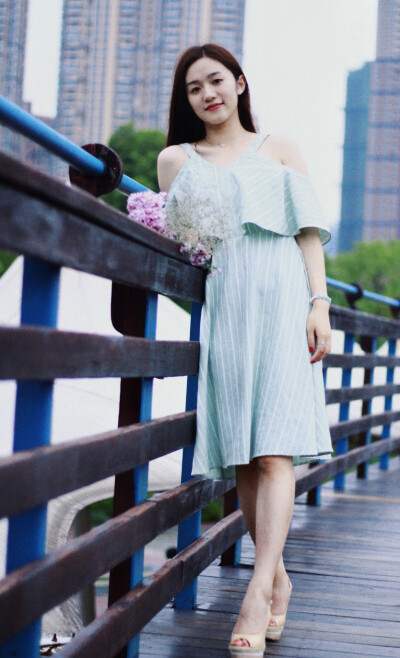 出镜：赵丢丢
摄影：IRIS沈小鹿
一直说要给你拍一组美美的照片，可是你去了英国，我又快要离开。
终于今天不再错过，圆了咱们的小愿望啦闺蜜十年，从青葱的及笄之年相识到如今的花信年华。感谢这么多年有你的陪伴。
…