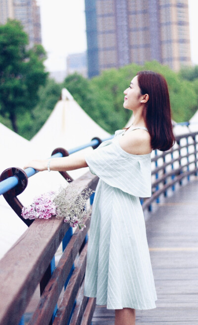 出镜：赵丢丢
摄影：IRIS沈小鹿
一直说要给你拍一组美美的照片，可是你去了英国，我又快要离开。
终于今天不再错过，圆了咱们的小愿望啦闺蜜十年，从青葱的及笄之年相识到如今的花信年华。感谢这么多年有你的陪伴。
…