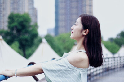 出镜：赵丢丢
摄影：IRIS沈小鹿
一直说要给你拍一组美美的照片，可是你去了英国，我又快要离开。
终于今天不再错过，圆了咱们的小愿望啦闺蜜十年，从青葱的及笄之年相识到如今的花信年华。感谢这么多年有你的陪伴。
…