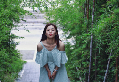 出镜：赵丢丢
摄影：IRIS沈小鹿
一直说要给你拍一组美美的照片，可是你去了英国，我又快要离开。
终于今天不再错过，圆了咱们的小愿望啦闺蜜十年，从青葱的及笄之年相识到如今的花信年华。感谢这么多年有你的陪伴。
…