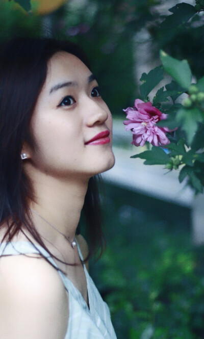 出镜：赵丢丢
摄影：IRIS沈小鹿
一直说要给你拍一组美美的照片，可是你去了英国，我又快要离开。
终于今天不再错过，圆了咱们的小愿望啦闺蜜十年，从青葱的及笄之年相识到如今的花信年华。感谢这么多年有你的陪伴。
…