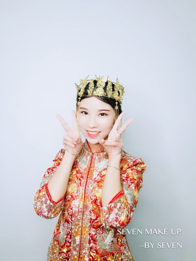 中式传统裙褂红妆造型，裙褂造型适合出门敬茶迎宾敬酒等造型。