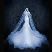 来自迪拜的Drama派高级定制婚纱Michael Cinco，浮夸华丽的魔幻风格，夸张的裙摆和精雕细琢的背部装饰，让人惊艳