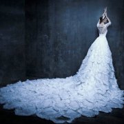 来自迪拜的Drama派高级定制婚纱Michael Cinco，浮夸华丽的魔幻风格，夸张的裙摆和精雕细琢的背部装饰，让人惊艳