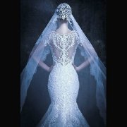 来自迪拜的Drama派高级定制婚纱Michael Cinco，浮夸华丽的魔幻风格，夸张的裙摆和精雕细琢的背部装饰，让人惊艳