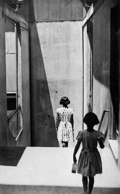 《巴韦斯特雷略通道》，瓦尔帕莱索市，智利，1952年。拍摄者：塞尔吉奥·拉腊因/玛格南
拉腊因在写作 1963 年出版的《瓦尔帕莱索》（Valparaiso）一书时，曾拍下一幅难忘的照片，照片中两个短发小女孩正在走下台阶，…