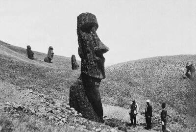 1922 年，探险者们在智利属地复活节岛上查看摩艾石像。1722 年 4 月 5 日，荷兰探险家雅可布·罗赫芬的舰队首次登上此岛，并发现岛上外貌装束奇特的居民和耸立的巨型石像。摄影师为 J. P. Ault