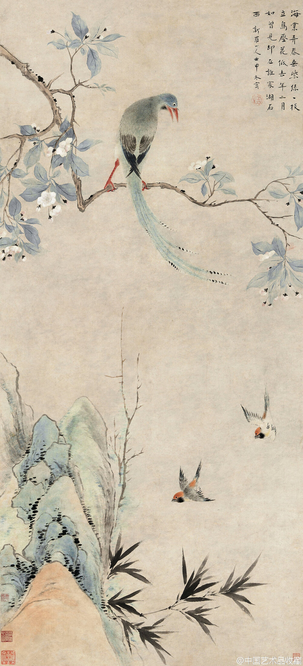 #扬州画派#【 清 华嵒 《海棠弄春图》 】纸本设色，1752年作，133×61cm。 此图作于新罗七十一岁。绘海棠一枝，横生斜出，花茂叶翠，春意正繁。一绶带高立枝头，回首与飞雀和鸣，姿态极为生动。其下崖石耸起，棘竹杂生。花鸟弄春，静极而动。画法松灵秀逸，诗与字同其雅致。新罗的画，无论艳丽淡宕，皆以其特有的鲜灵沁人心脾，足与恽南田后先映辉而无愧色。
题识：“海棠弄春垂紫丝，一枝立鸟压花低。去年二月如曾见，却在谁家湖石西。新罗山人壬申冬写。”