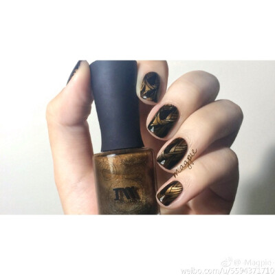 #Magnails# 珠宝当底色的印花我想好久了..今天终于实践一下。底色是masura虎眼石，购于@俄罗斯田园猫
，我超级喜欢的一瓶珠宝。印花版是@MoYou_London 的Suki 05～大板子印起来就是比较爽！...展开全文c