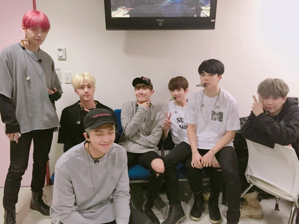 全世界最好的防弹少年团 BTS 金南俊（Rap Monster）、金硕珍（JIN）、闵玧其（SUGA）、郑号锡（J HOPE）、朴智旻（JIMIN）、金泰亨（V）、田柾国（JUNG KOOK）