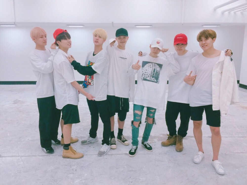 全世界最好的防弹少年团 BTS 金南俊（Rap Monster）、金硕珍（JIN）、闵玧其（SUGA）、郑号锡（J HOPE）、朴智旻（JIMIN）、金泰亨（V）、田柾国（JUNG KOOK）