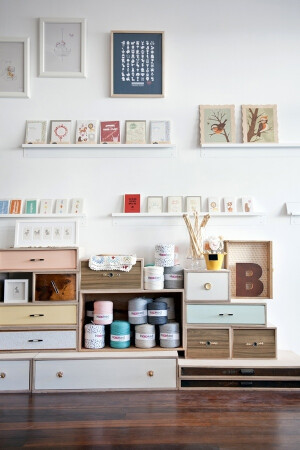 干净的客厅  错落有致的储物格