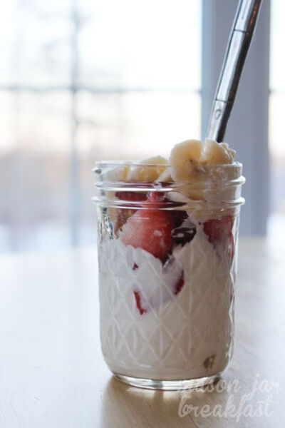 Simple Strawberry Banana Split Classic Breakfast in a Jar | Mason Jar Breakfast