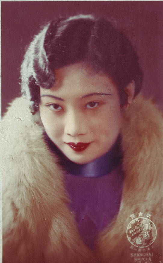 胡蝶(1908.3.23－1989.4.23)，原名胡瑞华，民国第一美女，中国早期最著名的影星，生于上海，祖籍广东鹤山。胡蝶是横跨中国默片时代和有声片时代的电影皇后，1931年主演中国第一部有声电影《歌女红牡丹》，上映后轰动全国，甚至吸引众多海外侨胞的目光。胡蝶一生饰演过娘姨、慈母、教师、娼妓、舞女、阔小姐、劳动妇女等角色，胡蝶气质富丽华贵、雅致脱俗，表演温良敦厚、娇美风雅。1933年元旦，上海《明星日报》发起“电影皇后”评选，胡蝶以21334票的最高票数当选。1949年胡蝶主演了中国第一部七彩国语片《锦绣天堂》，1960年在日本举行的第七届亚洲电影节上，《后门》获得最佳影片金禾奖，胡蝶获得最