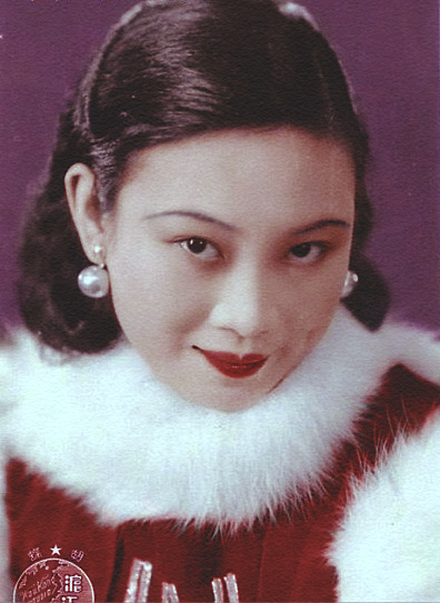 胡蝶(1908.3.23－1989.4.23)，原名胡瑞华，民国第一美女，中国早期最著名的影星，生于上海，祖籍广东鹤山。胡蝶是横跨中国默片时代和有声片时代的电影皇后，1931年主演中国第一部有声电影《歌女红牡丹》，上映后轰动全国，甚至吸引众多海外侨胞的目光。胡蝶一生饰演过娘姨、慈母、教师、娼妓、舞女、阔小姐、劳动妇女等角色，胡蝶气质富丽华贵、雅致脱俗，表演温良敦厚、娇美风雅。1933年元旦，上海《明星日报》发起“电影皇后”评选，胡蝶以21334票的最高票数当选。1949年胡蝶主演了中国第一部七彩国语片《锦绣天堂》，1960年在日本举行的第七届亚洲电影节上，《后门》获得最佳影片金禾奖，胡蝶获得最