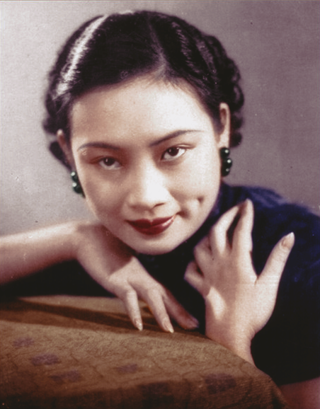 胡蝶(1908.3.23－1989.4.23)，原名胡瑞华，民国第一美女，中国早期最著名的影星，生于上海，祖籍广东鹤山。胡蝶是横跨中国默片时代和有声片时代的电影皇后，1931年主演中国第一部有声电影《歌女红牡丹》，上映后轰动全国，甚至吸引众多海外侨胞的目光。胡蝶一生饰演过娘姨、慈母、教师、娼妓、舞女、阔小姐、劳动妇女等角色，胡蝶气质富丽华贵、雅致脱俗，表演温良敦厚、娇美风雅。1933年元旦，上海《明星日报》发起“电影皇后”评选，胡蝶以21334票的最高票数当选。1949年胡蝶主演了中国第一部七彩国语片《锦绣天堂》，1960年在日本举行的第七届亚洲电影节上，《后门》获得最佳影片金禾奖，胡蝶获得最