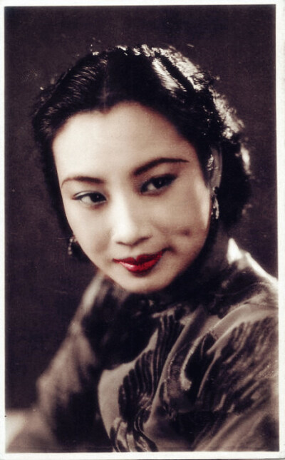 胡蝶(1908.3.23－1989.4.23)，原名胡瑞华，民国第一美女，中国早期最著名的影星，生于上海，祖籍广东鹤山。胡蝶是横跨中国默片时代和有声片时代的电影皇后，1931年主演中国第一部有声电影《歌女红牡丹》，上映后轰动…