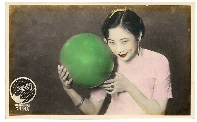 胡蝶(1908.3.23－1989.4.23)，原名胡瑞华，民国第一美女，中国早期最著名的影星，生于上海，祖籍广东鹤山。胡蝶是横跨中国默片时代和有声片时代的电影皇后，1931年主演中国第一部有声电影《歌女红牡丹》，上映后轰动全国，甚至吸引众多海外侨胞的目光。胡蝶一生饰演过娘姨、慈母、教师、娼妓、舞女、阔小姐、劳动妇女等角色，胡蝶气质富丽华贵、雅致脱俗，表演温良敦厚、娇美风雅。1933年元旦，上海《明星日报》发起“电影皇后”评选，胡蝶以21334票的最高票数当选。1949年胡蝶主演了中国第一部七彩国语片《锦绣天堂》，1960年在日本举行的第七届亚洲电影节上，《后门》获得最佳影片金禾奖，胡蝶获得最