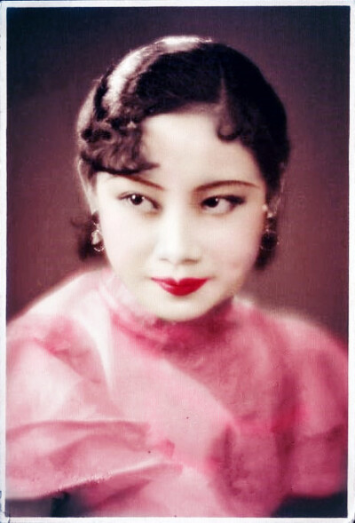 胡蝶(1908.3.23－1989.4.23)，原名胡瑞华，民国第一美女，中国早期最著名的影星，生于上海，祖籍广东鹤山。胡蝶是横跨中国默片时代和有声片时代的电影皇后，1931年主演中国第一部有声电影《歌女红牡丹》，上映后轰动…