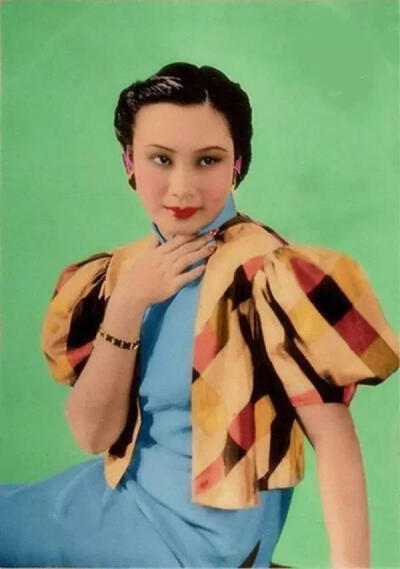 胡蝶(1908.3.23－1989.4.23)，原名胡瑞华，民国第一美女，中国早期最著名的影星，生于上海，祖籍广东鹤山。胡蝶是横跨中国默片时代和有声片时代的电影皇后，1931年主演中国第一部有声电影《歌女红牡丹》，上映后轰动…