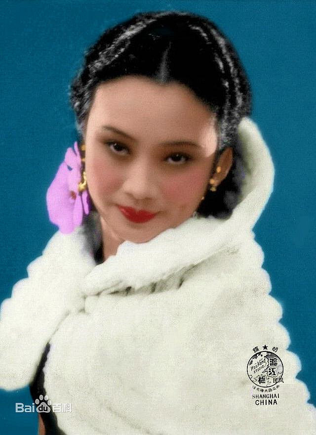 胡蝶(1908.3.23－1989.4.23)，原名胡瑞华，民国第一美女，中国早期最著名的影星，生于上海，祖籍广东鹤山。胡蝶是横跨中国默片时代和有声片时代的电影皇后，1931年主演中国第一部有声电影《歌女红牡丹》，上映后轰动全国，甚至吸引众多海外侨胞的目光。胡蝶一生饰演过娘姨、慈母、教师、娼妓、舞女、阔小姐、劳动妇女等角色，胡蝶气质富丽华贵、雅致脱俗，表演温良敦厚、娇美风雅。1933年元旦，上海《明星日报》发起“电影皇后”评选，胡蝶以21334票的最高票数当选。1949年胡蝶主演了中国第一部七彩国语片《锦绣天堂》，1960年在日本举行的第七届亚洲电影节上，《后门》获得最佳影片金禾奖，胡蝶获得最