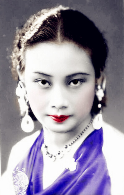 胡蝶(1908.3.23－1989.4.23)，原名胡瑞华，民国第一美女，中国早期最著名的影星，生于上海，祖籍广东鹤山。胡蝶是横跨中国默片时代和有声片时代的电影皇后，1931年主演中国第一部有声电影《歌女红牡丹》，上映后轰动…