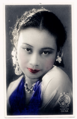 胡蝶(1908.3.23－1989.4.23)，原名胡瑞华，民国第一美女，中国早期最著名的影星，生于上海，祖籍广东鹤山。胡蝶是横跨中国默片时代和有声片时代的电影皇后，1931年主演中国第一部有声电影《歌女红牡丹》，上映后轰动全国，甚至吸引众多海外侨胞的目光。胡蝶一生饰演过娘姨、慈母、教师、娼妓、舞女、阔小姐、劳动妇女等角色，胡蝶气质富丽华贵、雅致脱俗，表演温良敦厚、娇美风雅。1933年元旦，上海《明星日报》发起“电影皇后”评选，胡蝶以21334票的最高票数当选。1949年胡蝶主演了中国第一部七彩国语片《锦绣天堂》，1960年在日本举行的第七届亚洲电影节上，《后门》获得最佳影片金禾奖，胡蝶获得最