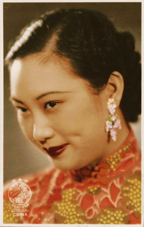 胡蝶(1908.3.23－1989.4.23)，原名胡瑞华，民国第一美女，中国早期最著名的影星，生于上海，祖籍广东鹤山。胡蝶是横跨中国默片时代和有声片时代的电影皇后，1931年主演中国第一部有声电影《歌女红牡丹》，上映后轰动全国，甚至吸引众多海外侨胞的目光。胡蝶一生饰演过娘姨、慈母、教师、娼妓、舞女、阔小姐、劳动妇女等角色，胡蝶气质富丽华贵、雅致脱俗，表演温良敦厚、娇美风雅。1933年元旦，上海《明星日报》发起“电影皇后”评选，胡蝶以21334票的最高票数当选。1949年胡蝶主演了中国第一部七彩国语片《锦绣天堂》，1960年在日本举行的第七届亚洲电影节上，《后门》获得最佳影片金禾奖，胡蝶获得最