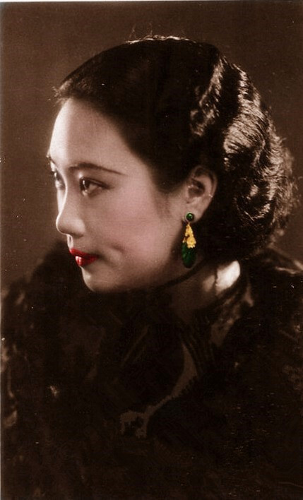 胡蝶(1908.3.23－1989.4.23)，原名胡瑞华，民国第一美女，中国早期最著名的影星，生于上海，祖籍广东鹤山。胡蝶是横跨中国默片时代和有声片时代的电影皇后，1931年主演中国第一部有声电影《歌女红牡丹》，上映后轰动全国，甚至吸引众多海外侨胞的目光。胡蝶一生饰演过娘姨、慈母、教师、娼妓、舞女、阔小姐、劳动妇女等角色，胡蝶气质富丽华贵、雅致脱俗，表演温良敦厚、娇美风雅。1933年元旦，上海《明星日报》发起“电影皇后”评选，胡蝶以21334票的最高票数当选。1949年胡蝶主演了中国第一部七彩国语片《锦绣天堂》，1960年在日本举行的第七届亚洲电影节上，《后门》获得最佳影片金禾奖，胡蝶获得最